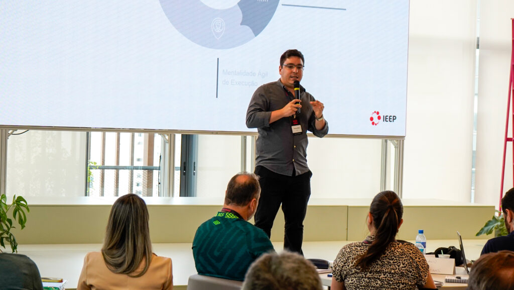 CEO do IEEP apresenta conteúdo sobre IA nas empresas durante evento